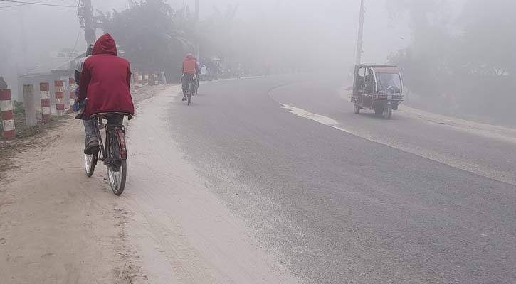 কুয়াশার চাদরে ঢাকা কুড়িগ্রাম, বাড়ছে শীত