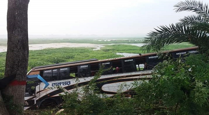 বাস নিয়ন্ত্রণ হারিয়ে খাদে, নিহত ১