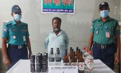 বিদেশি মদসহ গ্রেপ্তার ‘মাদক সম্রাট’