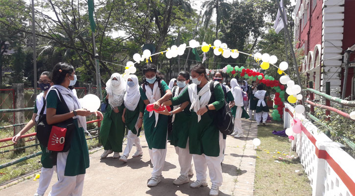 শিক্ষাপ্রতিষ্ঠানে ফিরে আনন্দিত শিক্ষক-শিক্ষার্থীরা