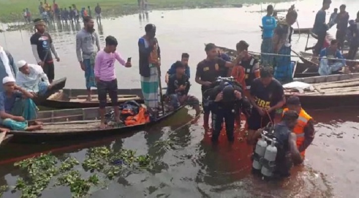 বাল্কহেড-ট্রলারের সংঘর্ষের ঘটনায় ৪ শ্রমিক আটক