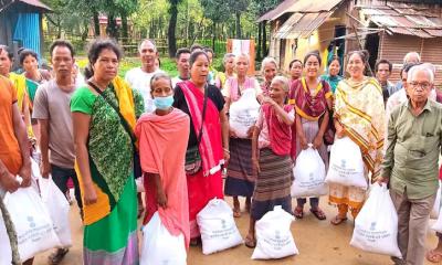 বন্যার্তদের মাঝে ভারতীয় হাই কমিশনের ত্রাণ বিতরণ