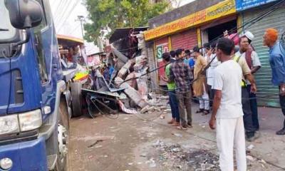 নিয়ন্ত্রণ হারিয়ে দোকানের ভেতর যাত্রীবাহী বাস