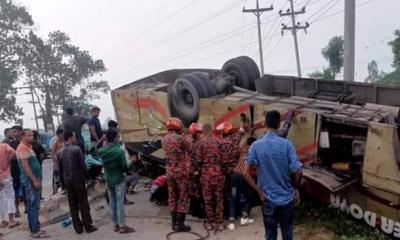 বাস খাদে পড়ে নারীর মৃত্যু, আহত ২০