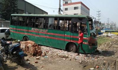 বোনাসের দাবিতে সড়ক অবরোধ, পুলিশের লাঠিচার্জে আহত ১৫