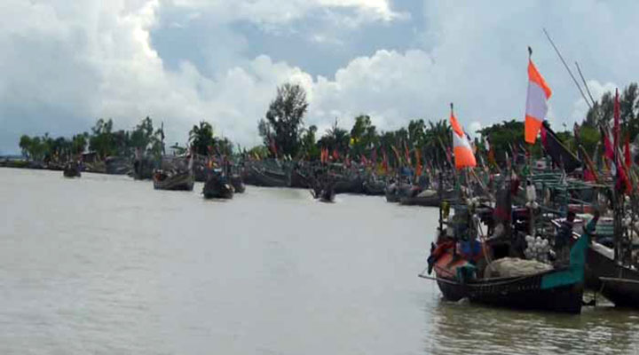 হাতিয়ার সঙ্গে সারা দেশের নৌ-যোগাযোগ বন্ধ