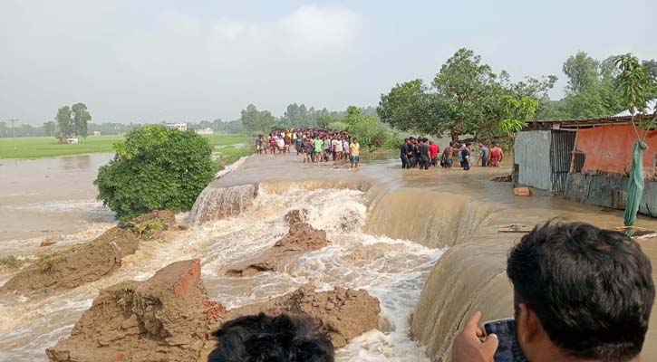 বেড়িবাঁধ ভেঙে নিম্নাঞ্চল প্লাবিত