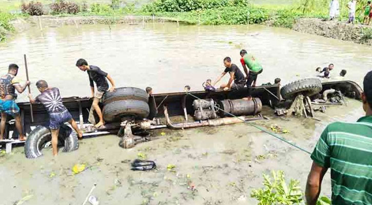 ঝালকাঠিতে বাস উল্টে পুকুরে, নিহত বেড়ে ১৭