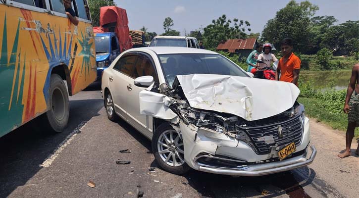 বাসের সঙ্গে পাকিস্তানের ডেপুটি হাইকমিশনারের গাড়ির ধাক্কা