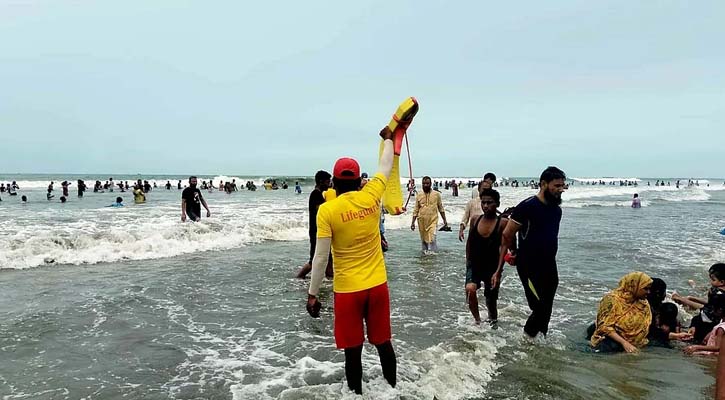 ঝড়ের পূর্বাভাসের মধ্যেও কক্সবাজারে পর্যটকের ঢল