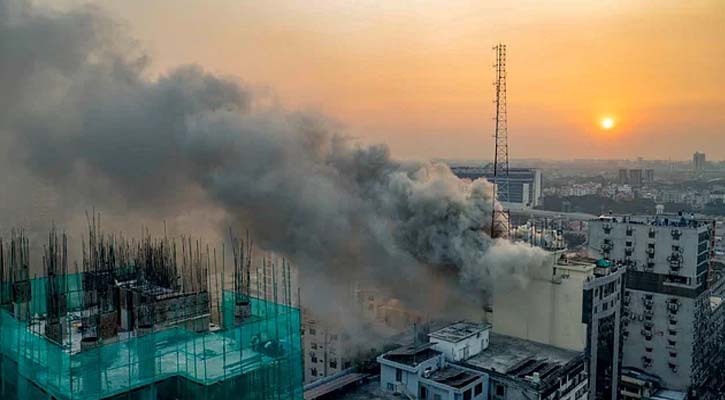 মহাখালীতে বহুতল ভবনে আগুন, নিয়ন্ত্রণে ১১টি ইউনিট