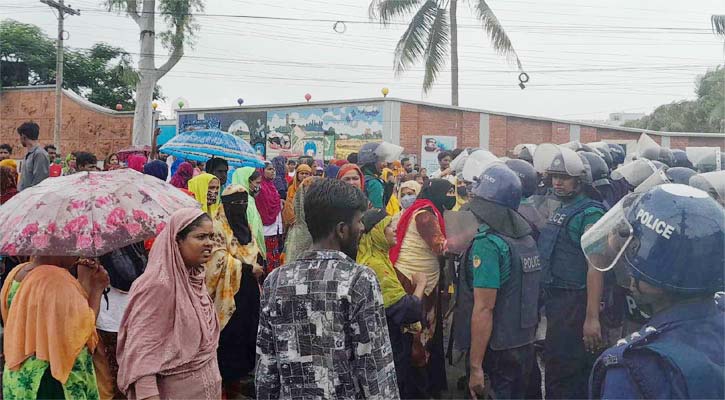 বকেয়া বেতনের দাবিতে শ্রমিকদের সড়ক অবরোধ