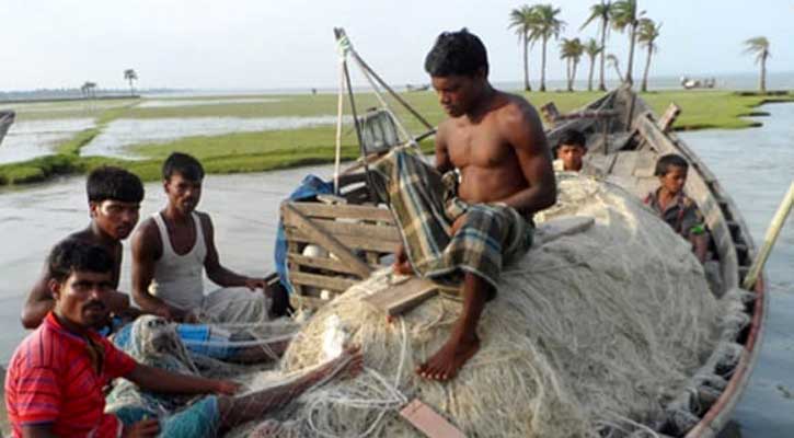 বৈরী আবহাওয়ায় কাঙ্ক্ষিত ইলিশ পাচ্ছেন না জেলেরা