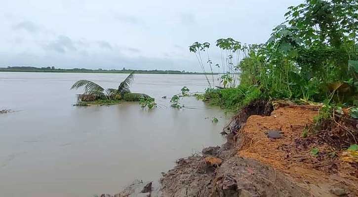 ‘আমার বাড়িটা নদী ভাইঙ্গে নিছে’