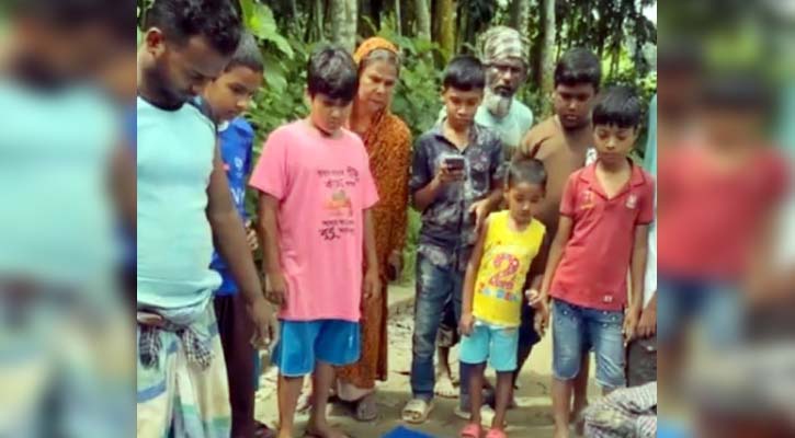 ‘স্বপ্নে দেখেছি বাবা বলছেন, আমার কবরটা সরিয়ে নাও’