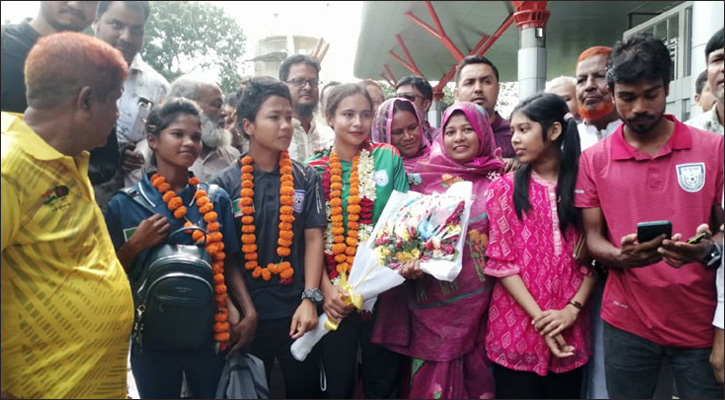 রংপুরে ফুলেল শুভেচ্ছায় সিক্ত সাফজয়ী তিন ফুটবলার