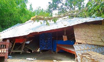 পাঁচ মিনিটের ঝড়ে শতাধিক বাড়িঘর বিধ্বস্ত