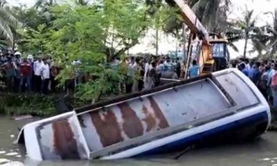 ঝালকাঠিতে নিয়ন্ত্রণ হারিয়ে বাস পুকুরে, নিহত ১৪