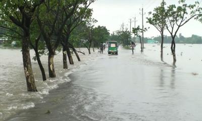 সুরমা নদীর পানি বিপৎসীমার ওপর দিয়ে প্রবাহিত হচ্ছে