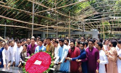 বঙ্গবন্ধুর প্রতিকৃতিতে শ্রদ্ধা জানাল ছাত্রলীগ