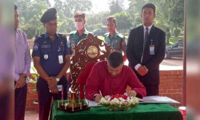 জাতীয় স্মৃতিসৌধে ভারতীয় বিদায়ী হাইকমিশনারের শ্রদ্ধা