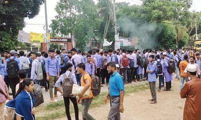 বহিরাগতদের হামলার প্রতিবাদে শিক্ষার্থীদের সড়ক অবরোধ