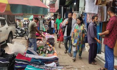 হকারদের দখলে ফুটপাত, পথচারী হাঁটে সড়কে