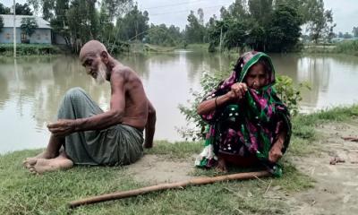 ছেলেদের কাছে ঠাঁই হয়নি, কবরস্থানের পাশে পড়ে আছে বৃদ্ধ বাবা-মা