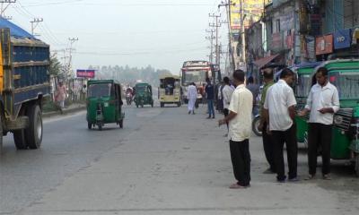 গণপরিবহন সংকটে বাড়তি ভাড়া আদায়ের অভিযোগ