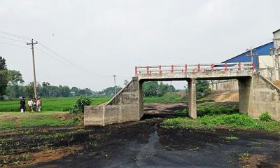 সংযোগ সড়ক না থাকায় কাজে আসছে না সেতুটি