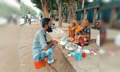 রিকশাচালকদের প্রিয় মনির ভাতের দোকান