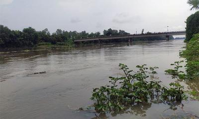 আত্রাই নদে পানি বাড়ছে, বন্যার আতঙ্কে মান্দার মানুষ