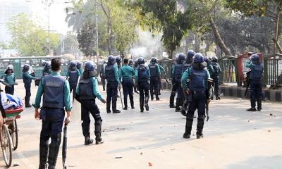 এবার পুলিশের সঙ্গে সংঘর্ষে জড়াল শিক্ষার্থীরা