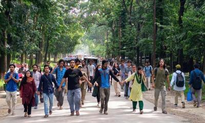 জবি শিক্ষার্থী খাদিজার মুক্তির দাবিতে বিক্ষোভ