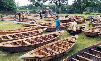 বর্ষার শুরুতেই টাঙ্গাইলে নৌকা তৈরির ধুম