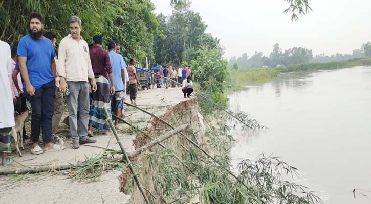 ব্রিজের অ্যাপ্রোচ সড়কে ধস, যোগাযোগ বিচ্ছিন্ন