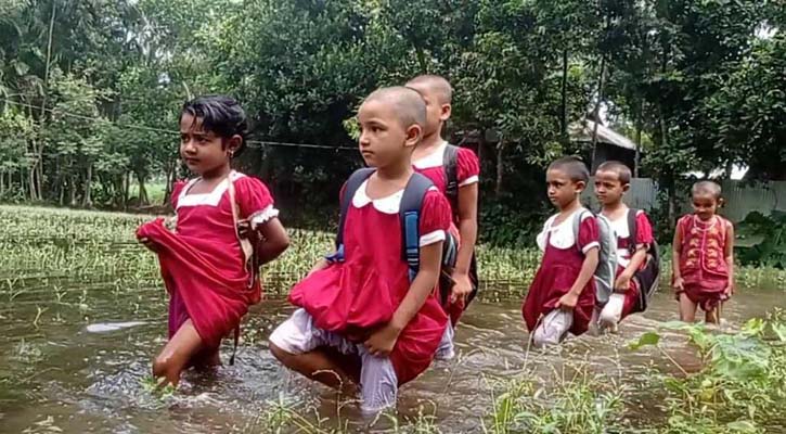 স্কুলে যাওয়ার রাস্তা নেই, যেতে হয় পানি মাড়িয়ে