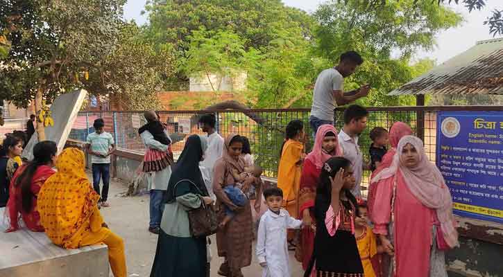 ঈদের দ্বিতীয় দিনে চিড়িয়াখানায় দর্শনার্থীদের ভিড়