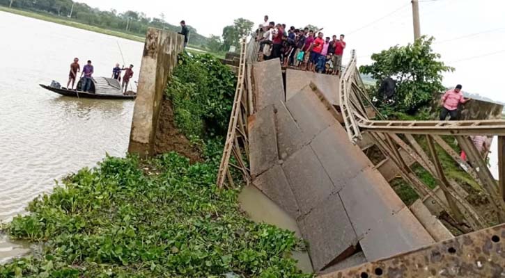 সেতু ভেঙে ট্রাক নদীতে, দুজনের মরদেহ উদ্ধার