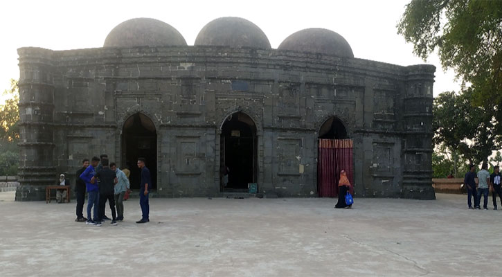 সুলতানি আমলের ঐতিহ্য কুসুম্বা মসজিদ