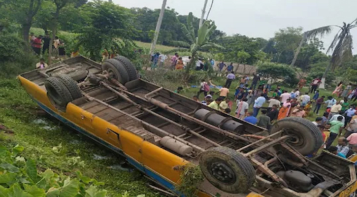 পশ্চিমবঙ্গে ৭০ শিক্ষার্থী নিয়ে দুর্ঘটনার কবলে স্কুল বাস