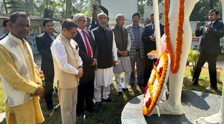 নোয়াখালীর গান্ধী আশ্রম পরিদর্শনে প্রণয় ভার্মা