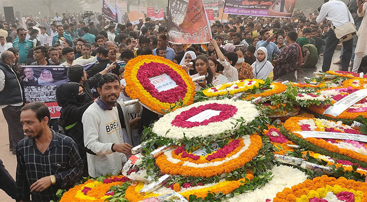 ফুলেল শ্রদ্ধায় জাতির শ্রেষ্ঠ সন্তানদের স্মরণ