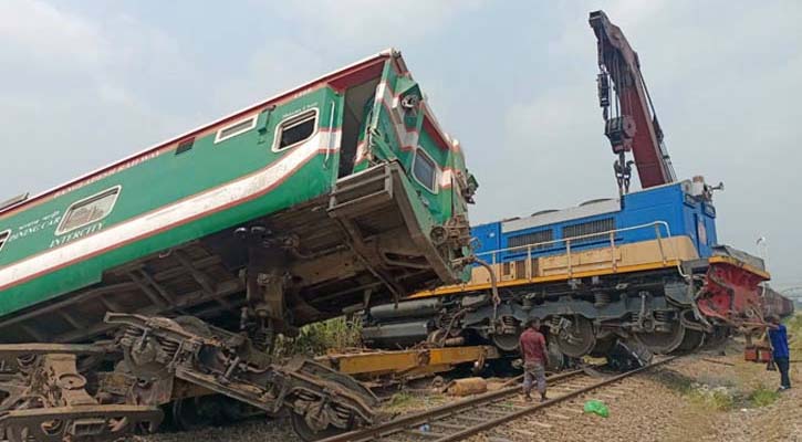 কুমিল্লায় ট্রেন দুর্ঘটনা : ৪ জন সাময়িক বরখাস্ত