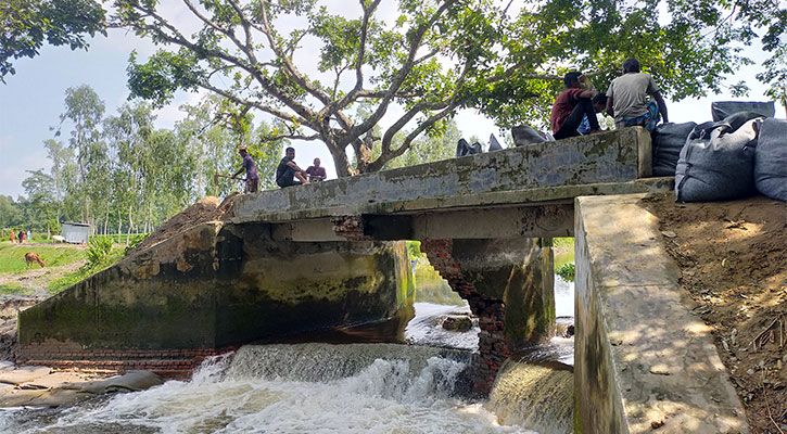 ধসে গেছে সেতুর পিলার, ঝুঁকি নিয়ে পারাপার